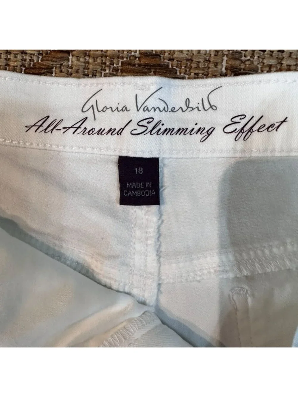 Gloria Vanderbilt White Denim Jean Shorts Size 18 All-Around Slimming Effect
